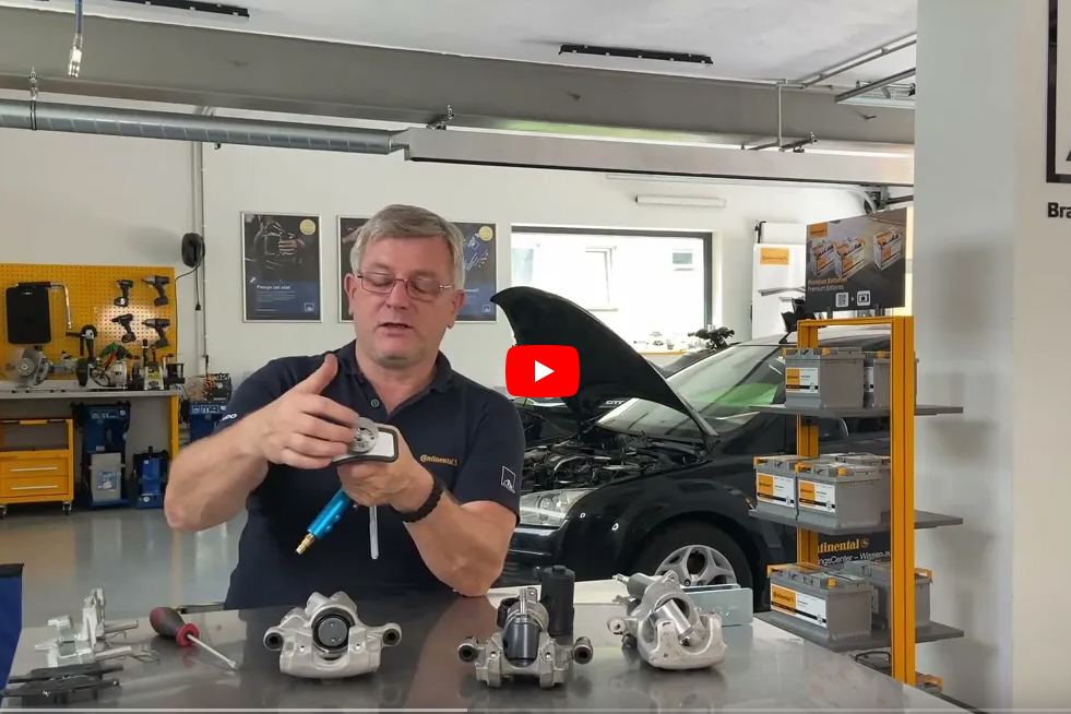 Zacisk hamulca postojowego. I co z tym tłokiem? – wciskać czy wkręcać?