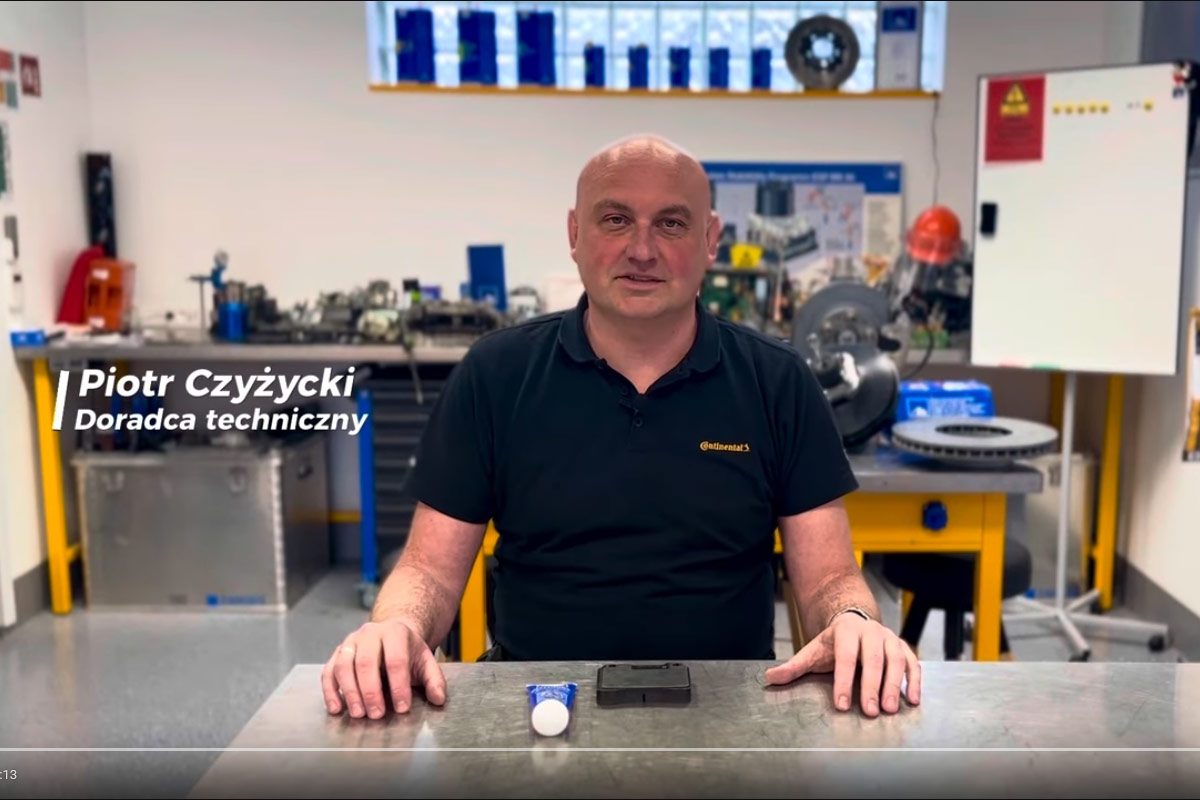 Smarowanie między klockiem hamulcowym a blaszką - jak uniknąć pisków w tego typu rozwiązaniach.